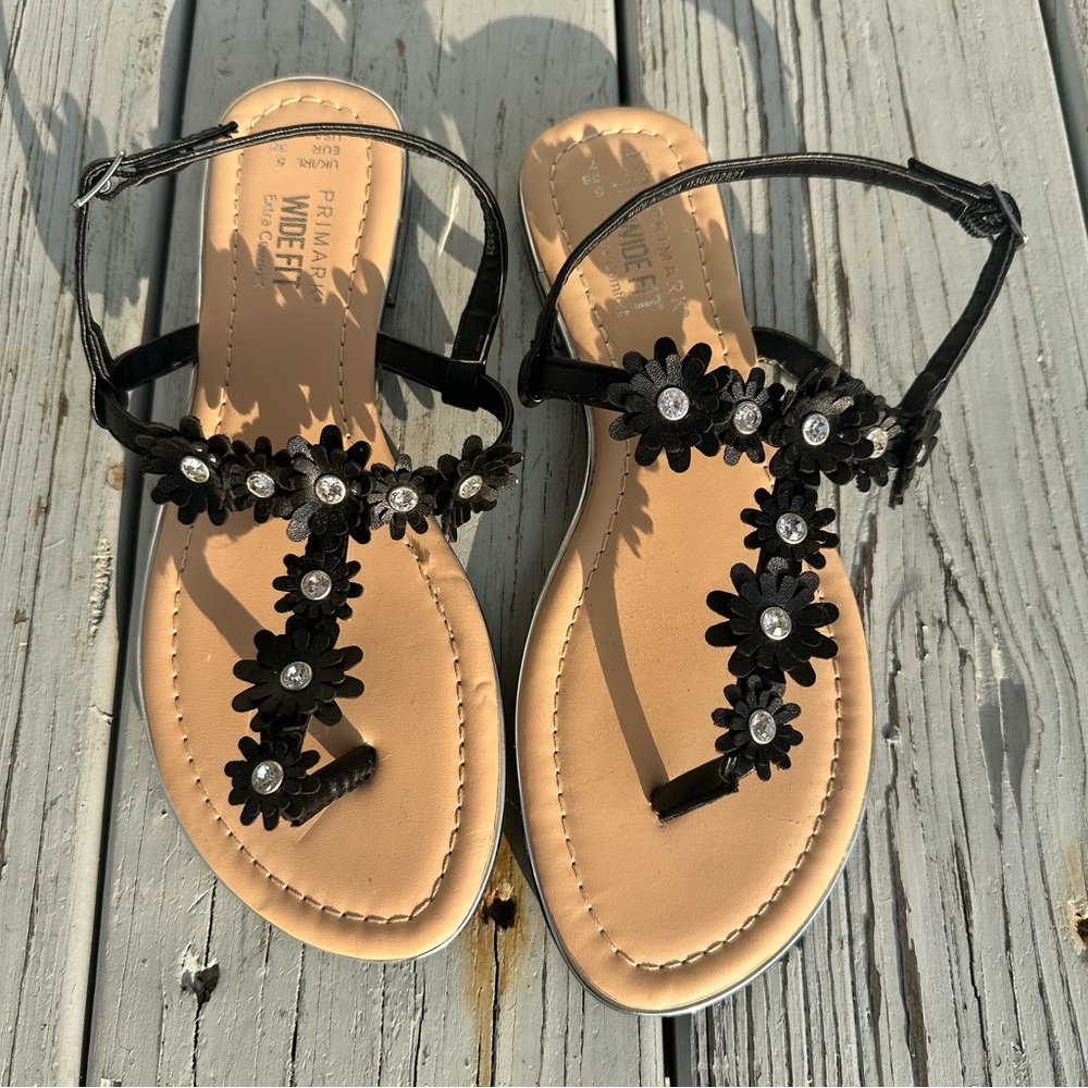 Primark Black Floral Embellished T-strap Sandals Wide Fit size 7 Wide NWOT - Picture 4 of 8